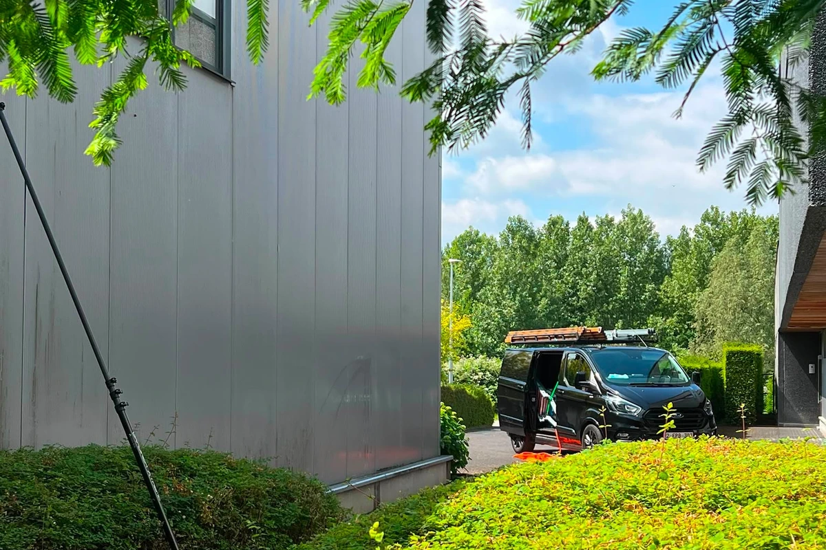 Powerwash Cleaning aan het werk bij een bedrijfsgebouw