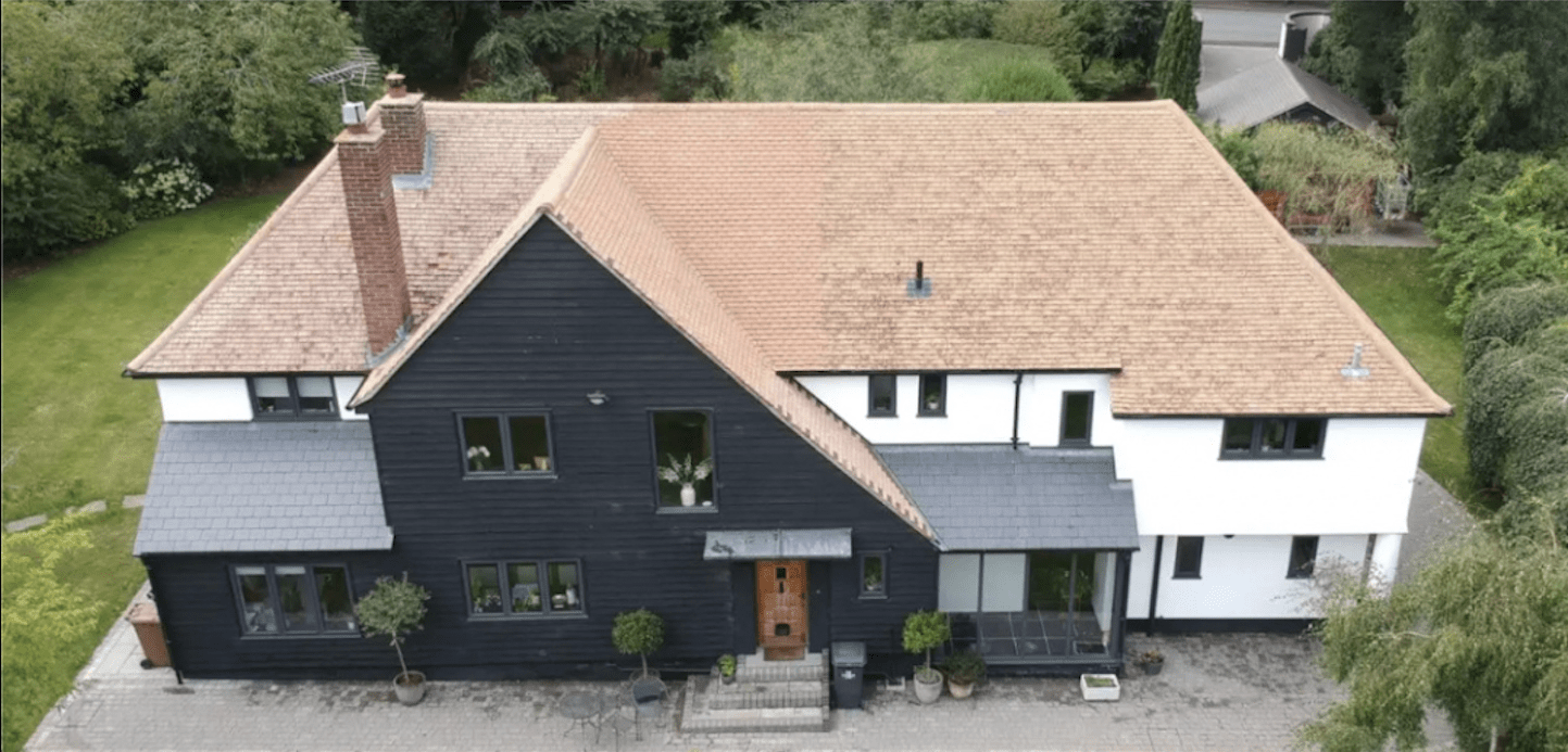 Resultaat van gevel- en dakreiniging bij woning