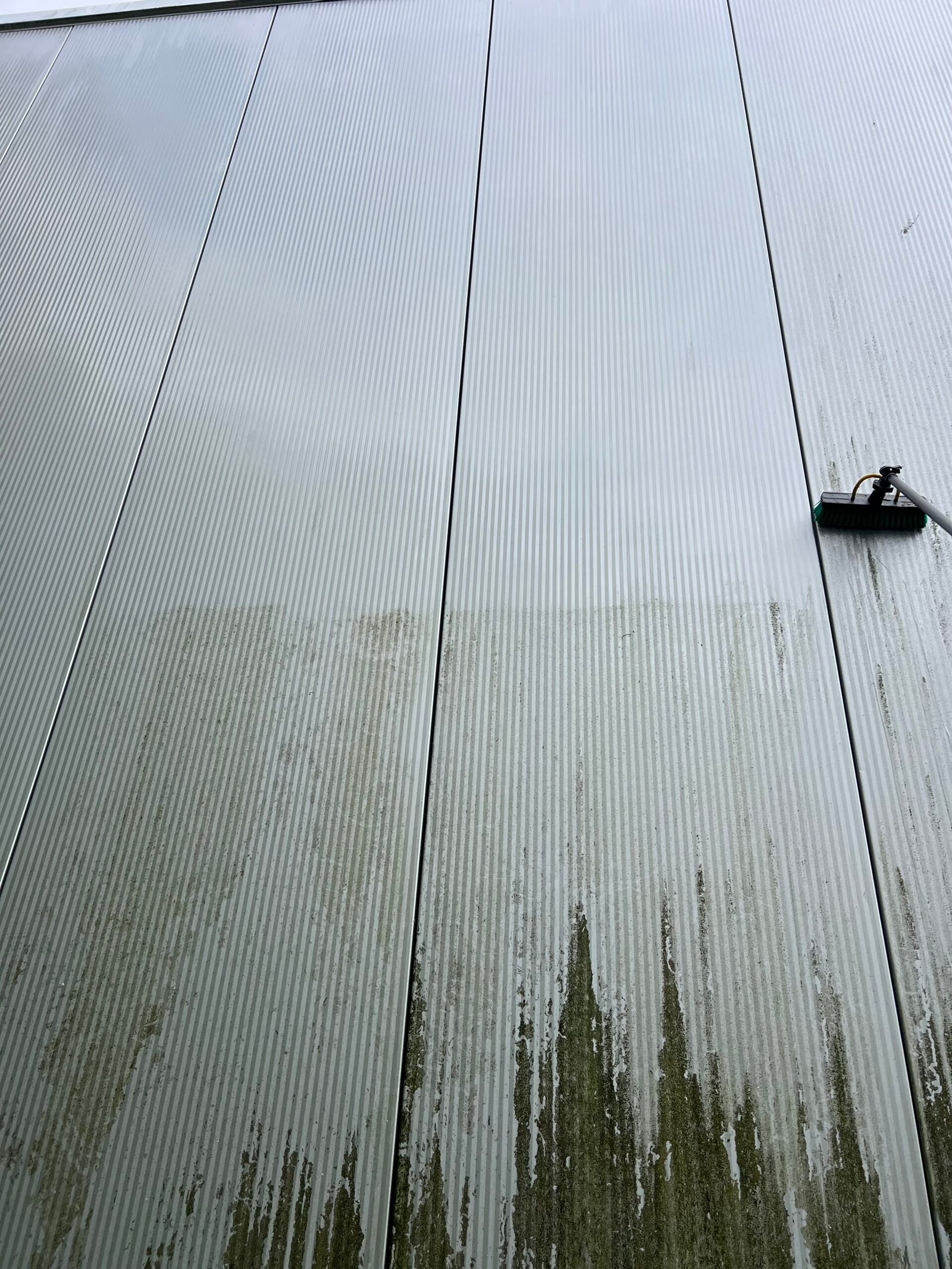 Gevelreiniging met borstel van vervuilde gevel