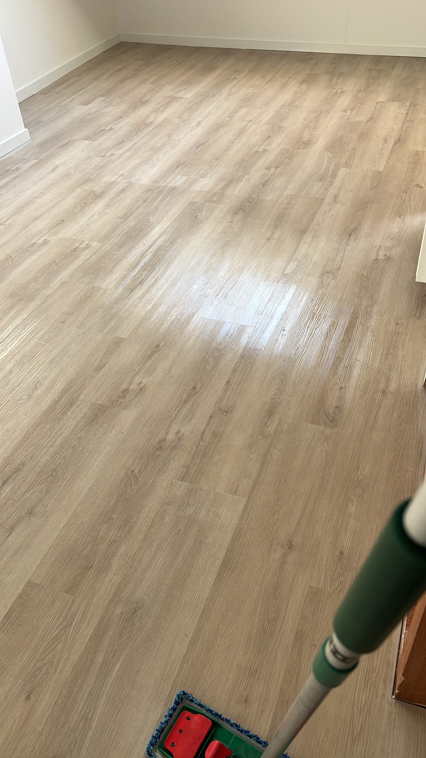 Reiniging van vloeren, deuren en oppervlakken tijdens algemene schoonmaak